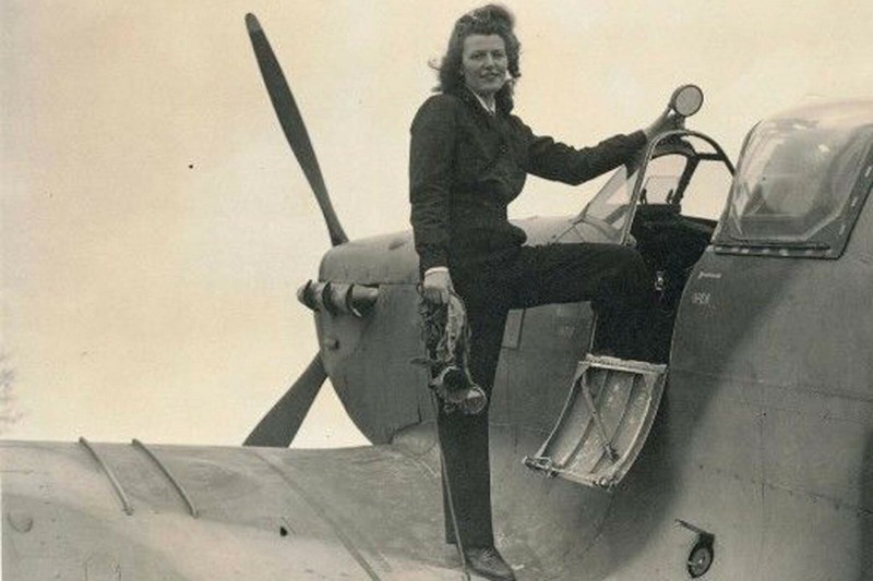 woman pilot ferryman delivering the plane WW2 Photo Glossy 4*6 in B028