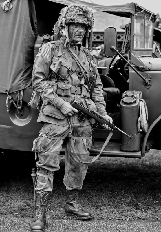 WW2 WWII Photo World War Two / US Army 101st Airborne Paratrooper D-Day Normandy