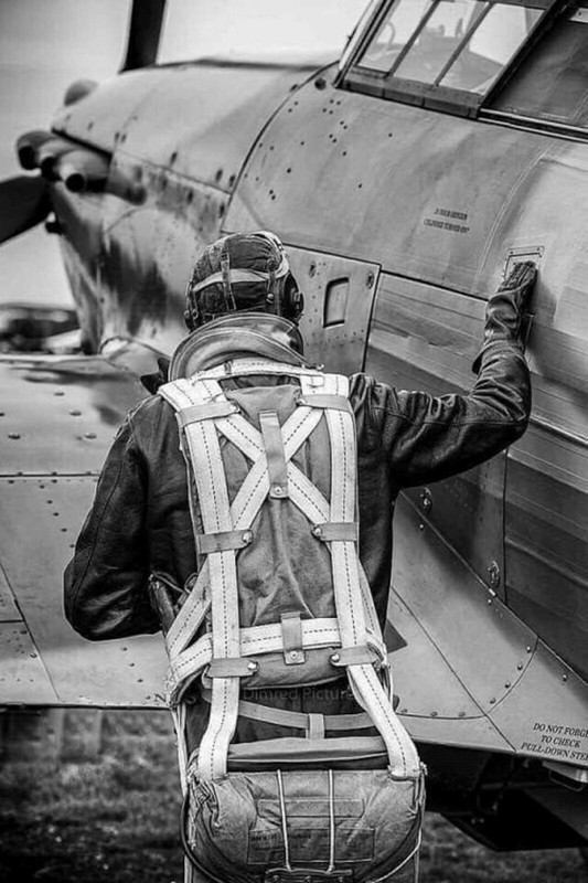 Pilot next to his plane WW2 Photo Glossy 4*6 in T021