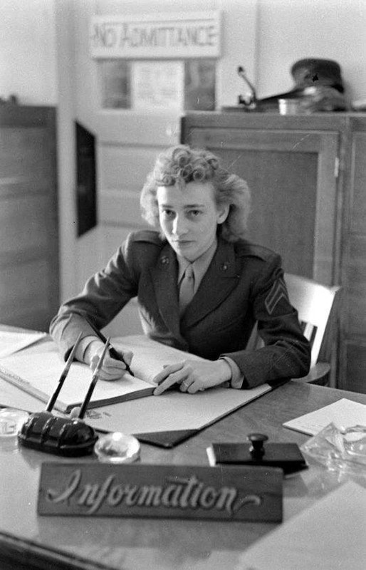 WW2 Photo WWII Female US Marine Information Desk MCWR 1944 USMC World War/ 1477