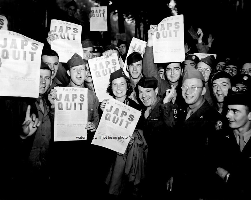 GI’s holding Paris Post with headline `JAPS QUIT” 8″x 10″ World War II Photo 220