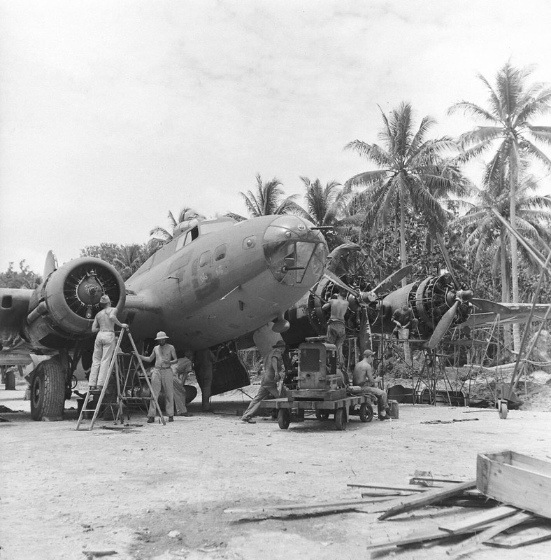 WW2 WWII Photo World War Two / USAAF B-17 Bomber Maintenance Pacific 1942