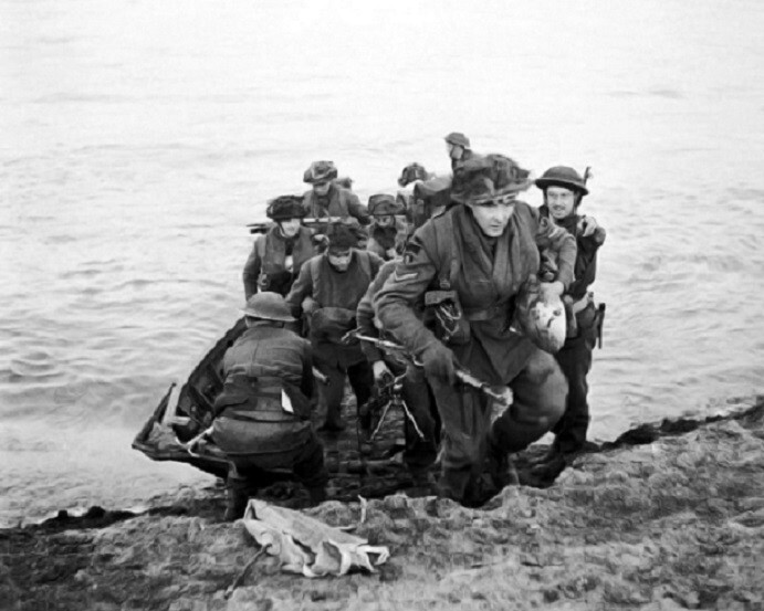 Men of the 15th Scottish Division Crossing the Rhine 8×10 WWII WW2 Photo 797a