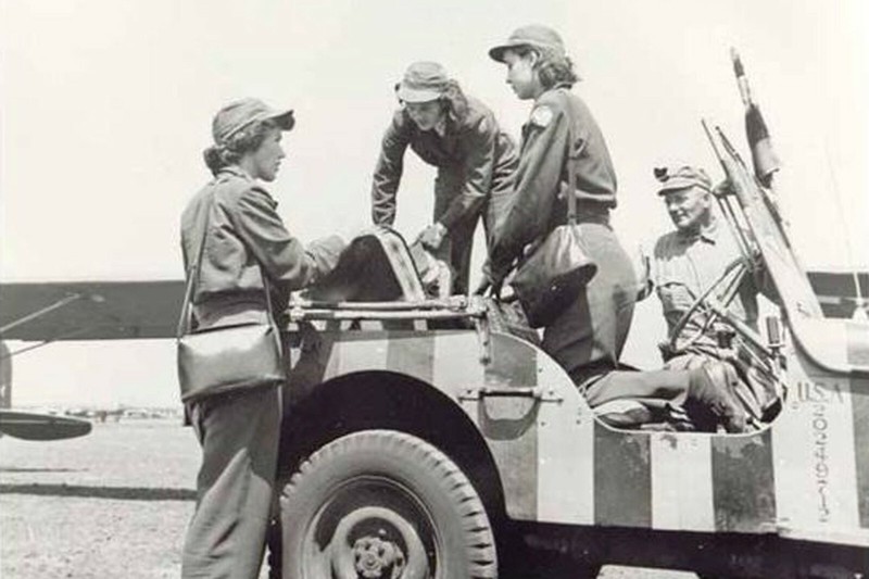 WASP in their santiago blue uniform with the WASP WW2 Photo Glossy 4*6 in R030