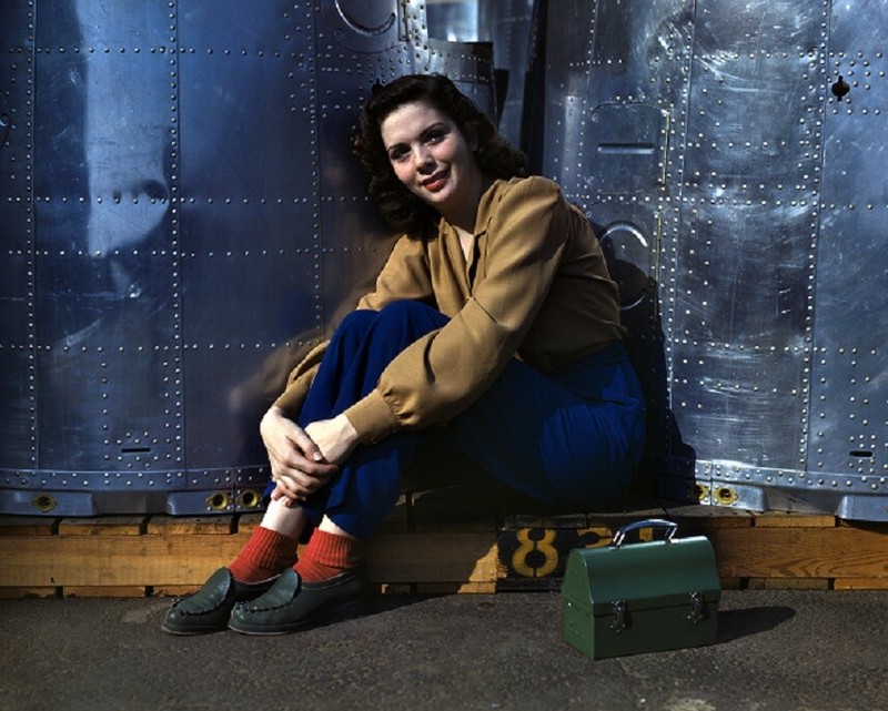 Woman Factory Worker lunch Douglas Aircraft Company 8×10 WWII WW2 Photo 937