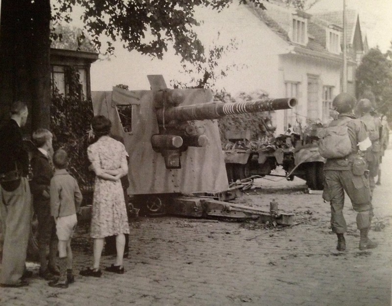 WW2 Photo WWII US 101st Airborne & German "88" Eindhoven World War Two / 1611