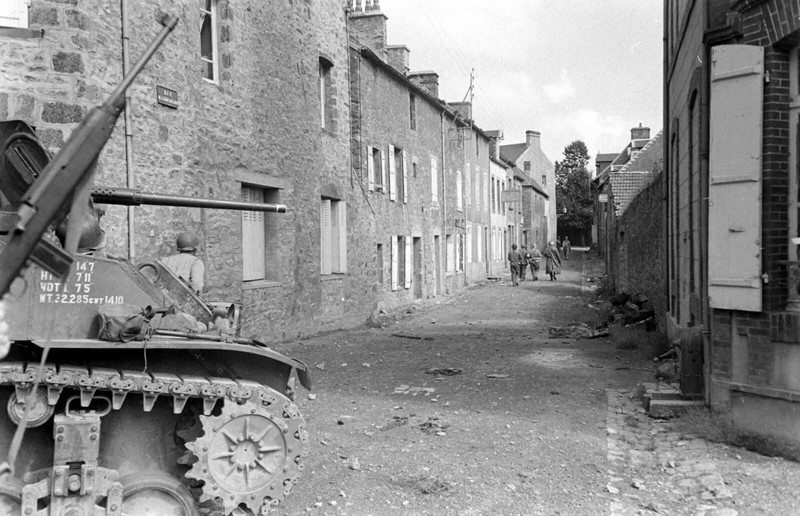 World War Two Photo WWII / Fighting in Normandy France July 1944 D-Day US Army
