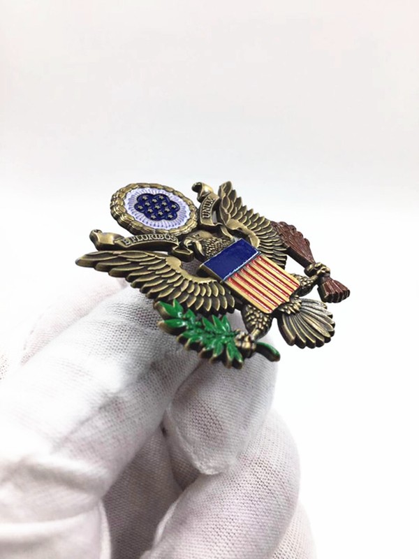 WWII US Army Epluribus Unum Officers Metal Cap Hat Badge Antique Gold With Box gallery