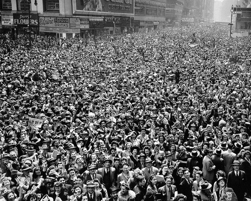 V-E DAY CELEBRATION NYC TIMES SQUARE 1945 WWII 8x10 GLOSSY PHOTO PRINT