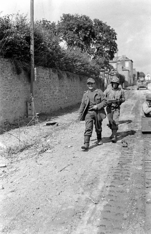 World War Two Photo WWII / Fighting in Normandy France July 1944 D-Day US Army