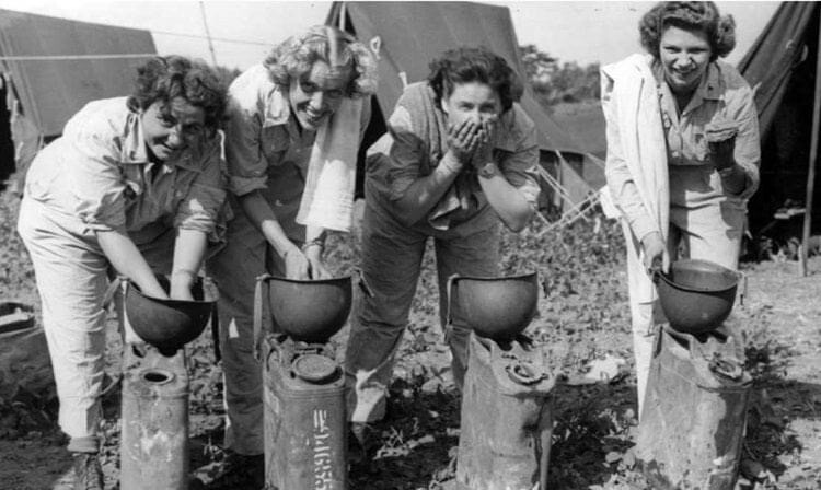 WW2 WWII Photo World War Two / US Army Nurses in the Field Washing Up