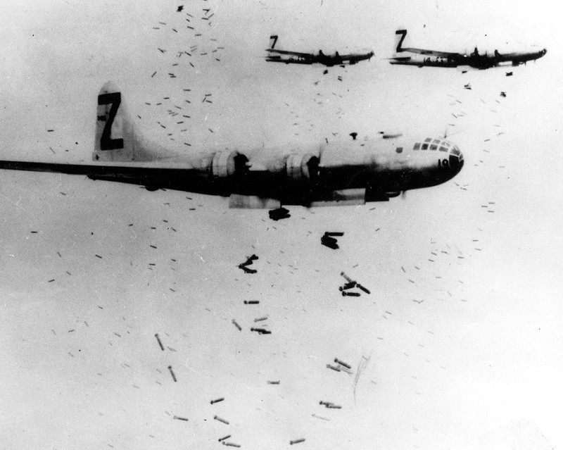 Air Force B-29s dropping incendiary bombs over Japan 8×10 World War II Photo 691