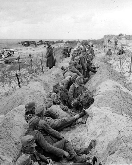 German POW’s being held by U.S. Troops in France 8×10 WWII Photo 985