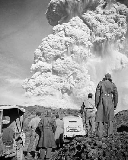 American Soldiers Observing Eruption of Vesuvius Italy 8″x 10″ II WW2 Photo 561