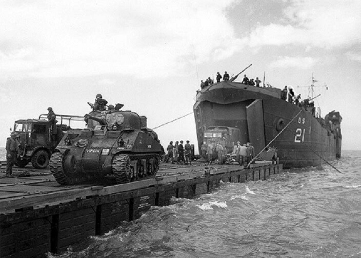 Amtrack Landing Craft Battleship fires on Okinawa 5×7 WW2 World War II Photo 655