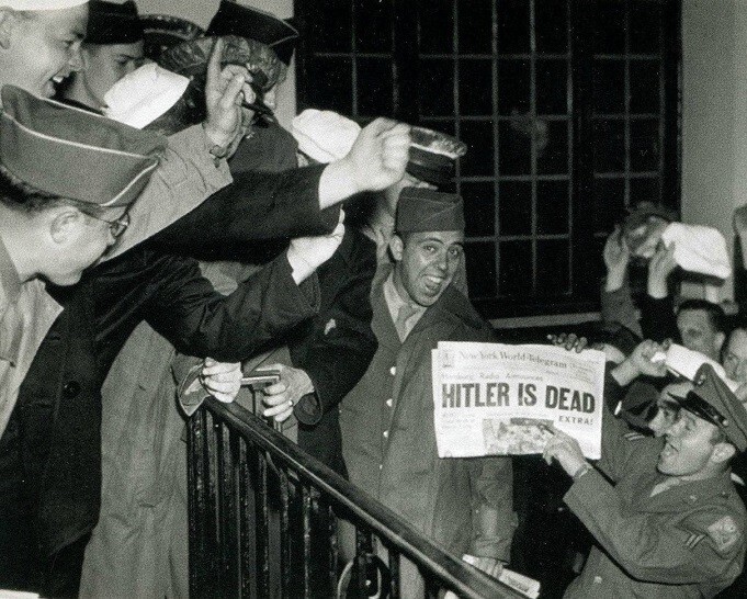 Servicemen in New York read the news paper, Hitler is Dead, 8×10 WWII Photo 800a
