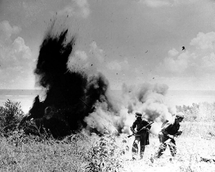 U.S. Marines blow up Japanese Foxhole, Invasion at Saipan 8×10 WWII Photo 356a