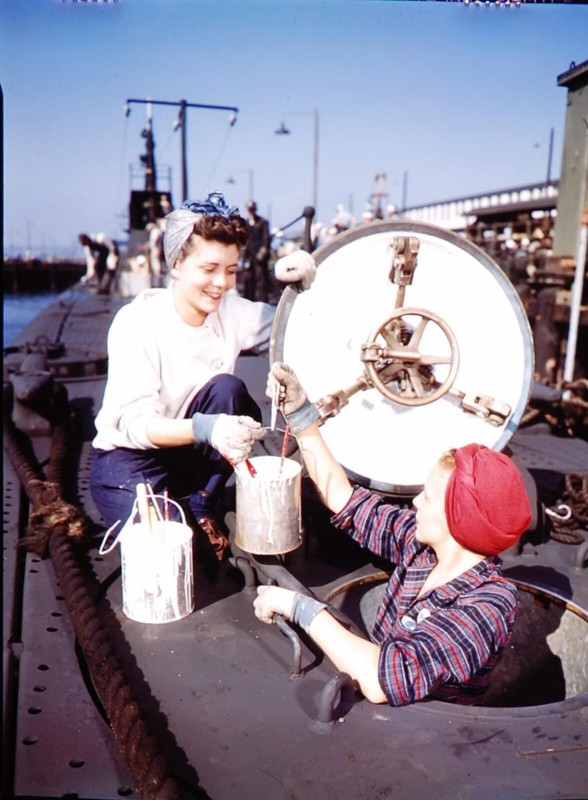 WW2 WWII Photo World War Two / Female Workers Electric Boat Submarines US Navy