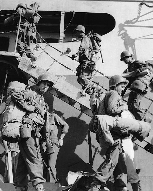 WWII US SOLDIERS BOARDING SHIP TO FRANCE 8×10 GLOSSY PHOTO PRINT