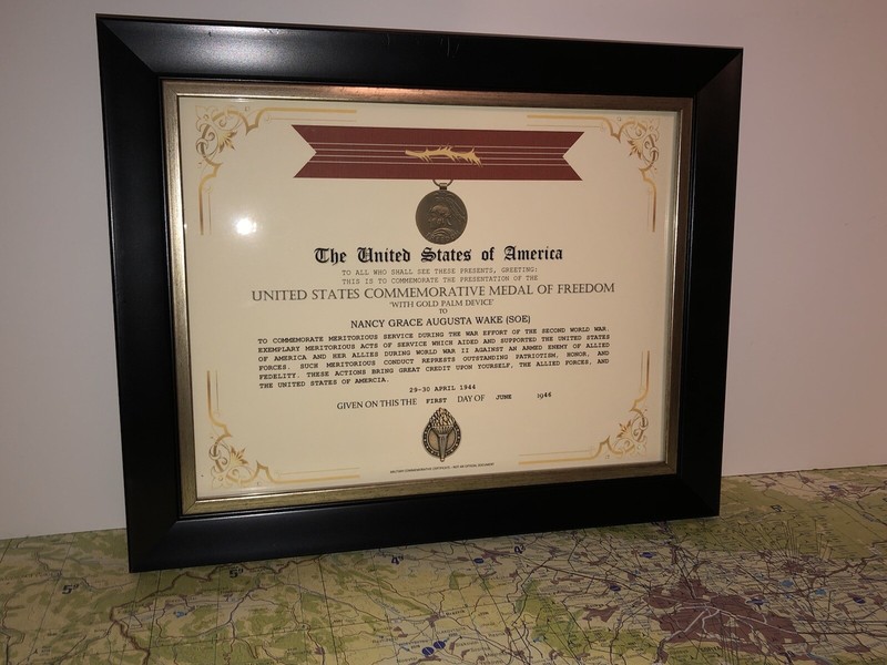 COMMEMORATIVE MEDAL OF FREEDOM CERTIFICATE W/GOLD PLAM (1940-65 ISSUE) Type-1 gallery