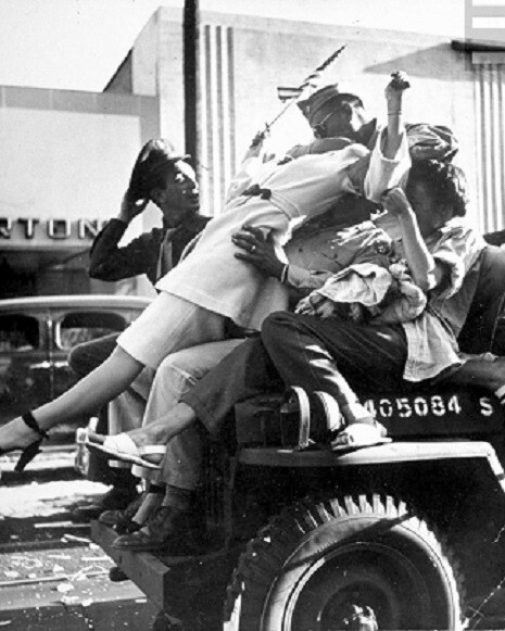 U.S. Soldier kissing girl at war end celebration on Jeep WWII 8×10 Photo 437a