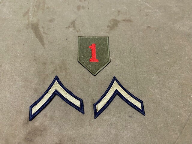 10A WWII US 1ST INFANTRY DIVISION "BIG RED ONE" & PRIVATE PFC INSIGNIA LOT