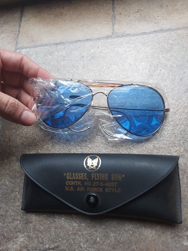 PILOT'S FLYING SUNGLASSES W/CARRYING CASE Light Blue Color gallery