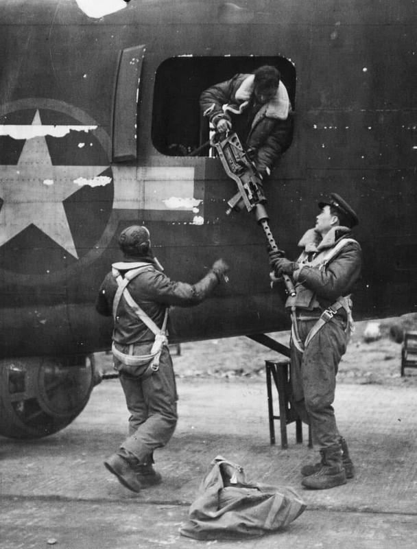 WW2 WWII Photo World War Two / USAAF B-24 Liberator Waist Guns RAF Tibenham 1944
