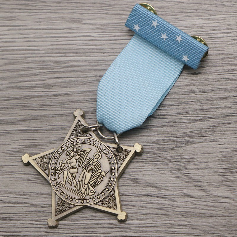 WW2 U.S. AWARD MEDAL HONOR AWARDS RECOGNITION BROOCH BADGE WITH IRON BOX