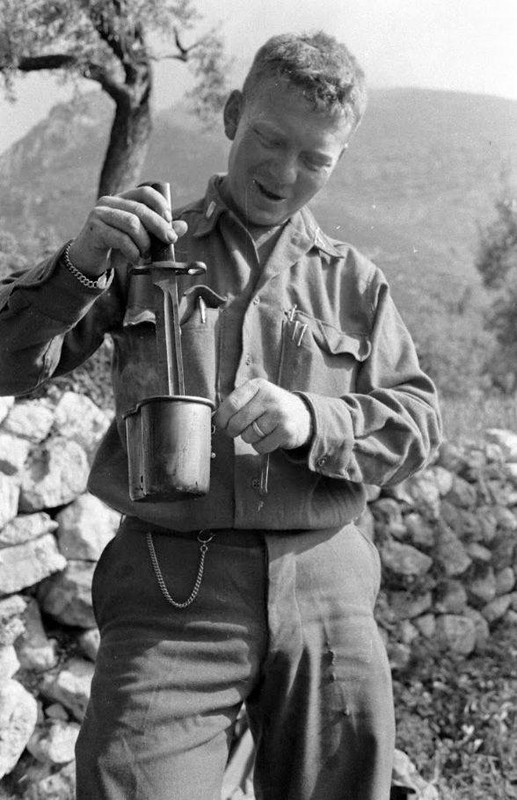 WW2 Photo WWII Coffee Time 10th Mountain Division Soldier Italy 1944 / 1404