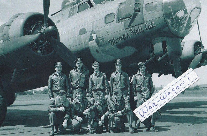 USA WW II Photo —– B-17 Bomber + Crew