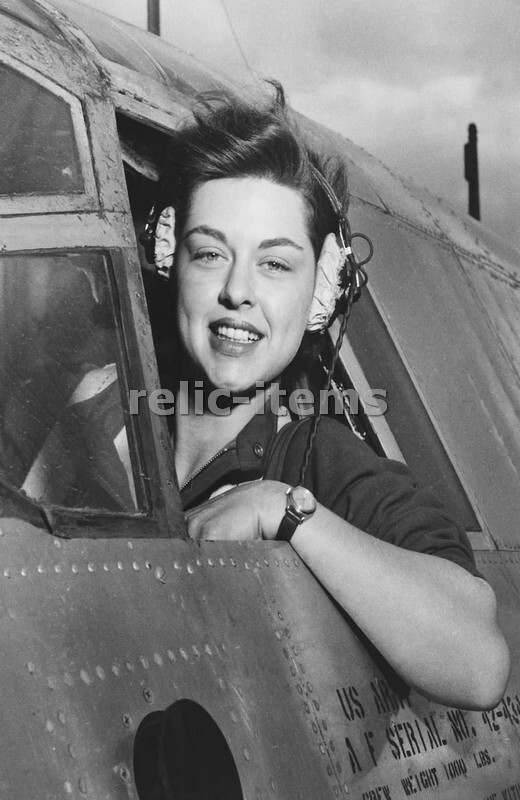 WW2 PICTURE PHOTO US USAAF WASP TRANSPORT PILOT IN B-26 7079