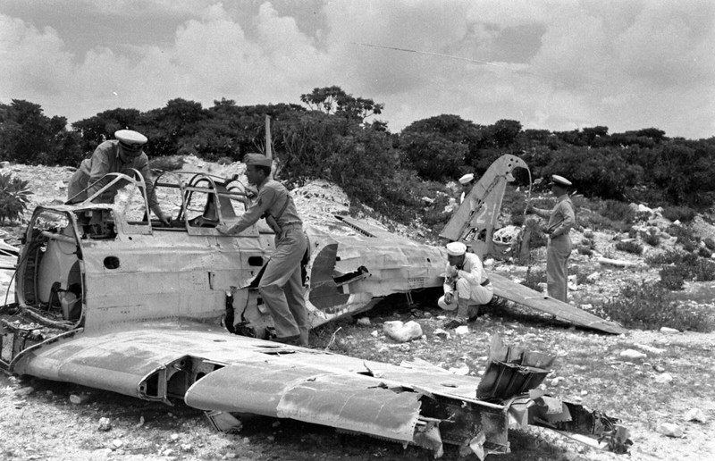 WW2 WWII Photo World War Two / Zero Fighter Wake Island After Japanese Surrender