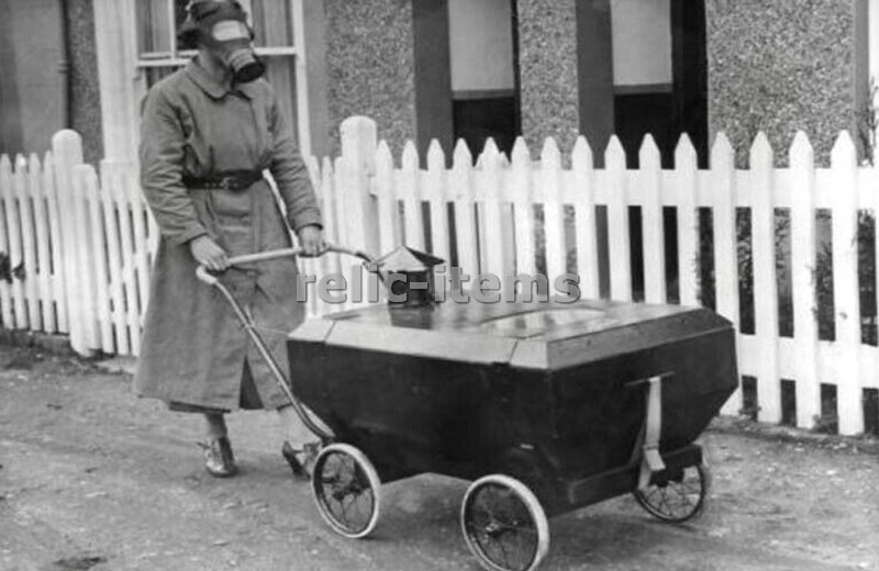 WW2 PICTURE PHOTO US BRITAIN MOTHER WITH A STRANGE BABY CART 6921