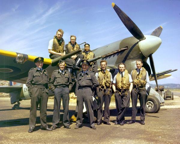 COLOR Photo British RAF Typhoon Fighter and Pilots 1943 WW2 Photo WWII / 5148