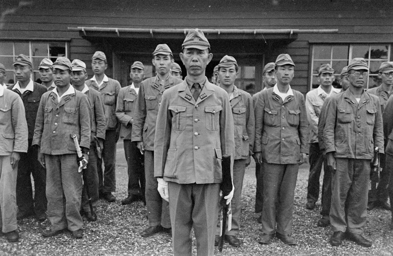 WW2 WWII Photo World War Two /Japanese Personnel Surrender at Honshu 1945 Swords