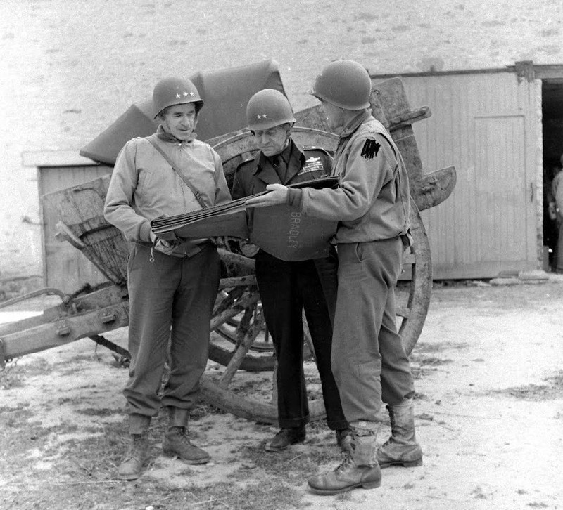 WWII Photo General Bradley Normandy June 1944 WW2 B&W World War Two D-Day / 1342