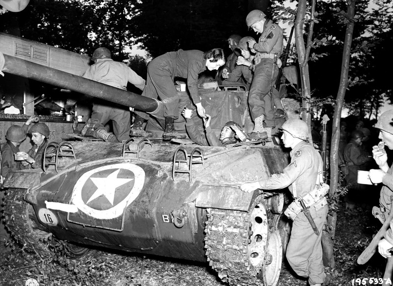 WW2 WWII Photo World War Two / US Army M18 Hellcat Red Cross Donut Dollies ETO