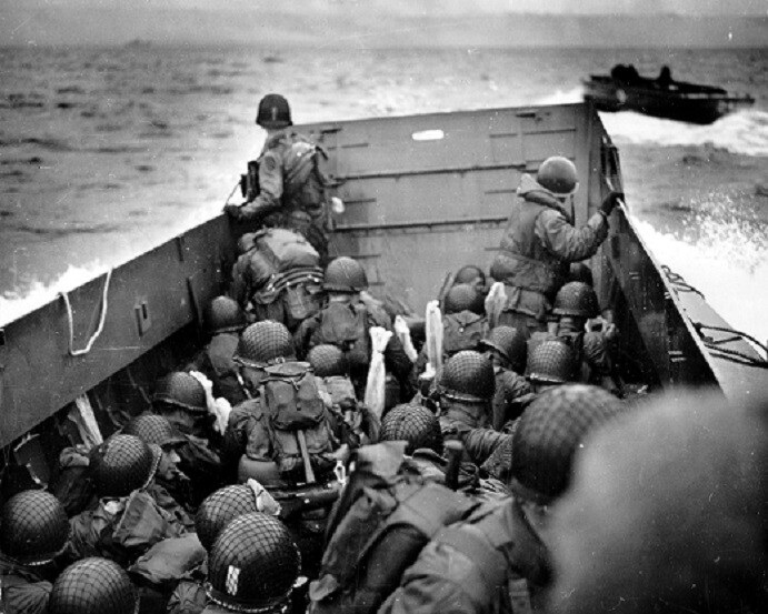 US Soldiers Landing Craft approach Omaha Beach on D-Day WWII WW2 Photo 658