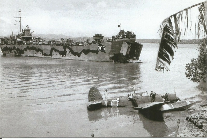 WW II - Usa Photo -- ** Landing Craft & Crashed Japanese Float Plane **