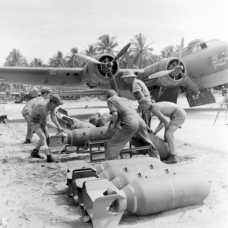 WW2 WWII Photo World War Two / USAAF B-17 Bomber Maintenance Pacific 1942