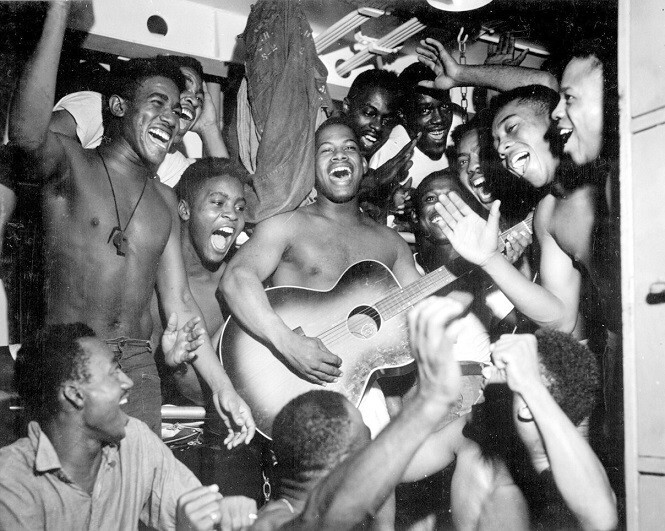 Sailors, USS Ticonderoga hear of Japan’s Surrender V-J-Day WWII 8×10 Photo 988a