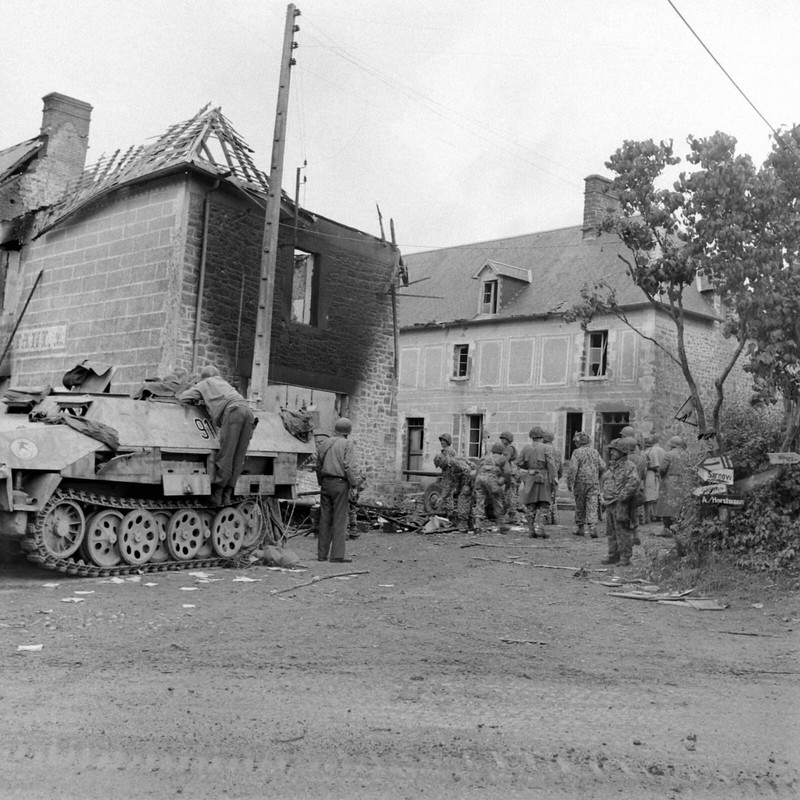 World War Two Photo WWII / Fighting in Normandy France July 1944 D-Day US Army