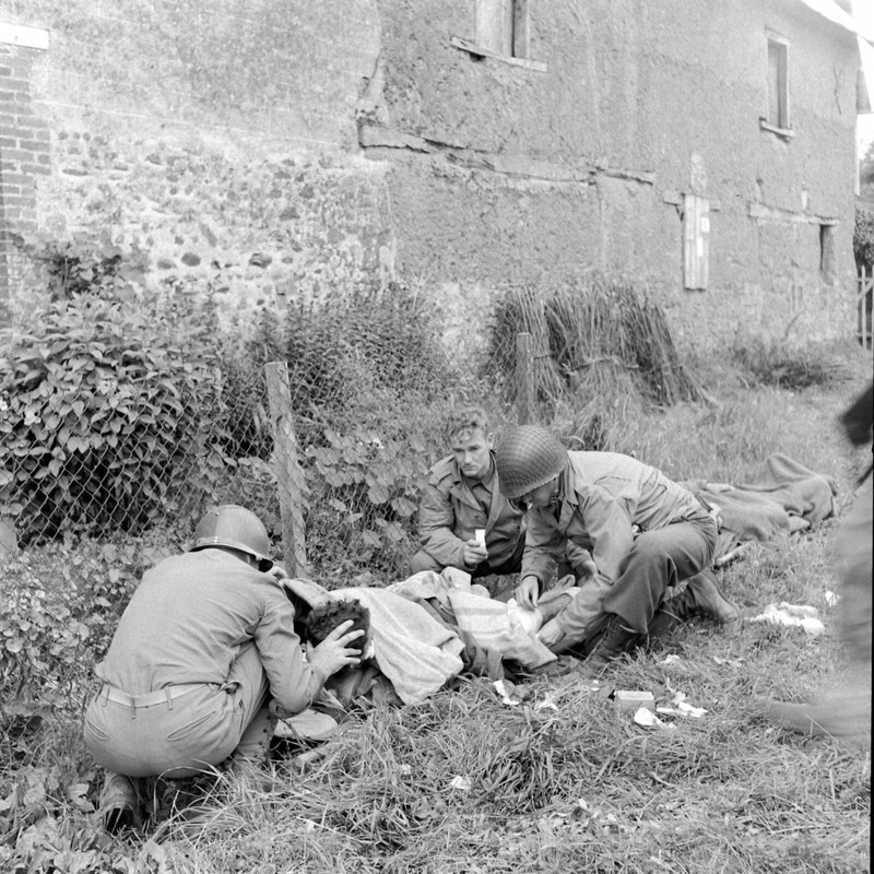 World War Two Photo WWII / Fighting in Normandy France July 1944 D-Day US Army
