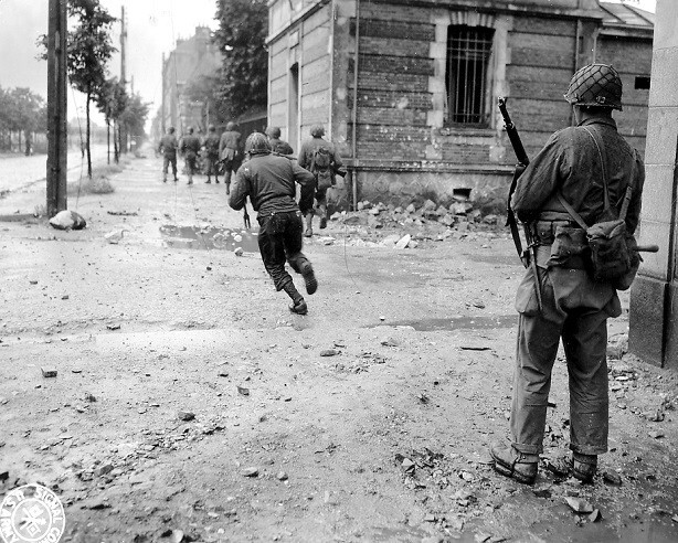 US Soldiers in action on Paris street WWII WW2 World War II 8×10 Photo 980a