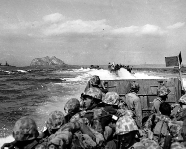 U.S. Marines on their way to Iwo Jima 8×10 WWII Photo WW2 Pitcher 833