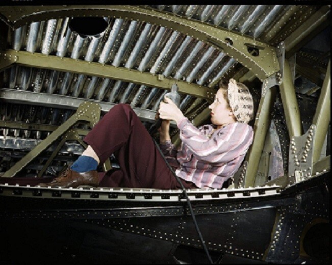 Rosie the Riveter style worker Douglas Aircraft Company 8×10 WW2 WWII Photo 903