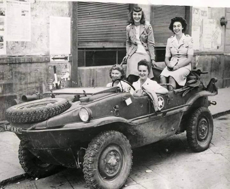 WW2 WWII Photo World War Two / Red Cross Nurses in German Wehrmacht Schwimmwagen