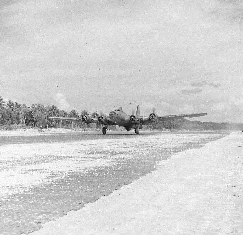 WW2 WWII Photo World War Two / USAAF B-17 Bombers Espiritu Santo Pacific 1942
