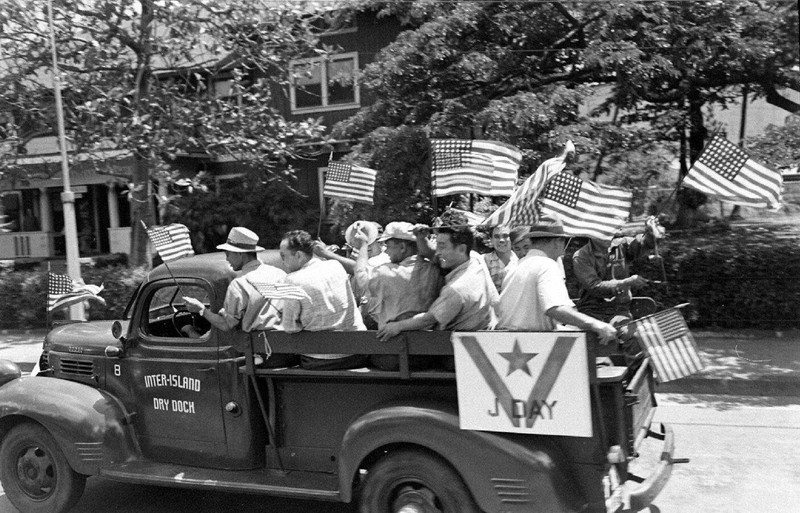 WW2 WWII Photo V-J Day Celebration Honolulu Hawaii 1945 World War Two / 1817